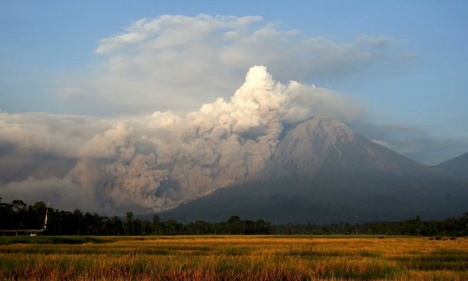 El Monte Semeru registra 19 erupciones sísmicas en Indonesia