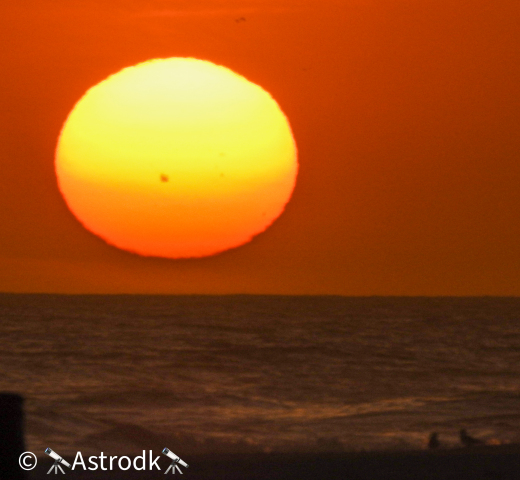 Un gigantesca y peligrosa mancha solar , que Tiene casi cinco veces el diámetro de la Tierra puede verse a simple vista – IMAGEN