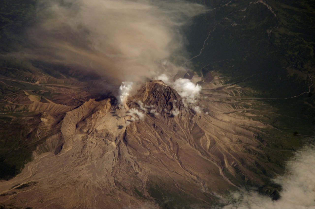15 temblores sacuden uno de los volcanes más grandes y activos de Kamchatka en solo 24 horas