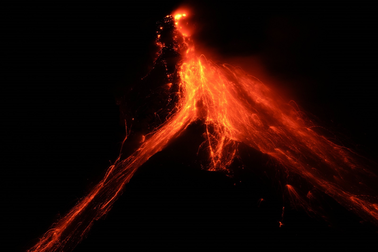 (VIDEO ) Entra en erupción el volcán Ulawun, en la isla de Nueva Bretaña, en Papúa Nueva Guinea