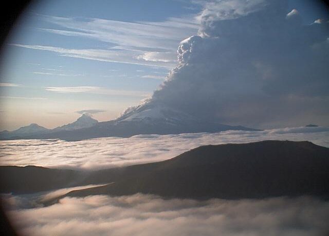 Alerta para la aviación tras la erupción del volcán Shishaldin en Alaska