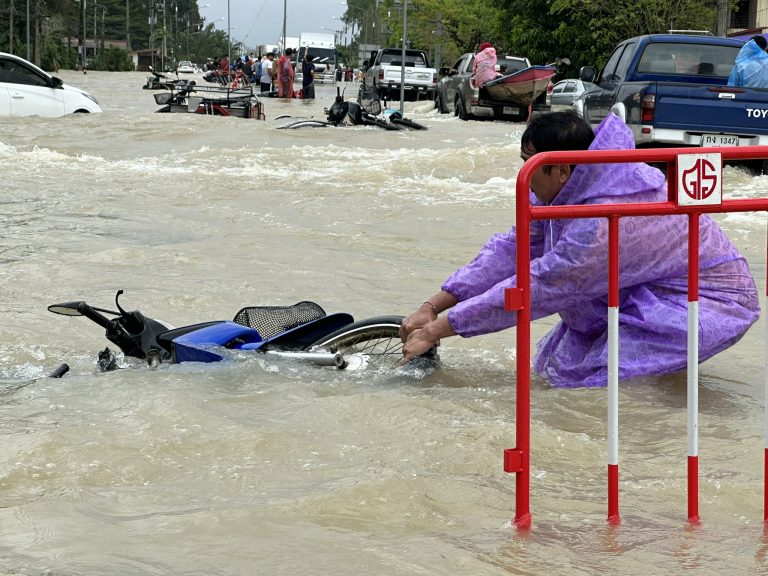Graves inundaciones en Tailandia desplazan a miles de personas