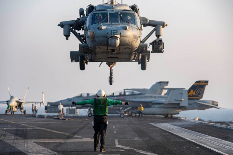 Fuerzas estadounidense hunden barcos hutíes en el Mar Rojo tras el ataque a un buque mercante