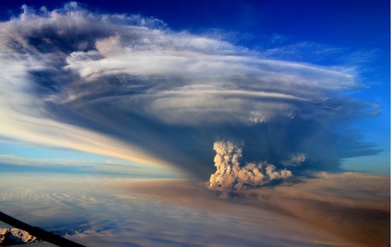 Islandia en alerta tras perturbaciones de un volcán debajo de un glacial que podría desencadenar una erupción