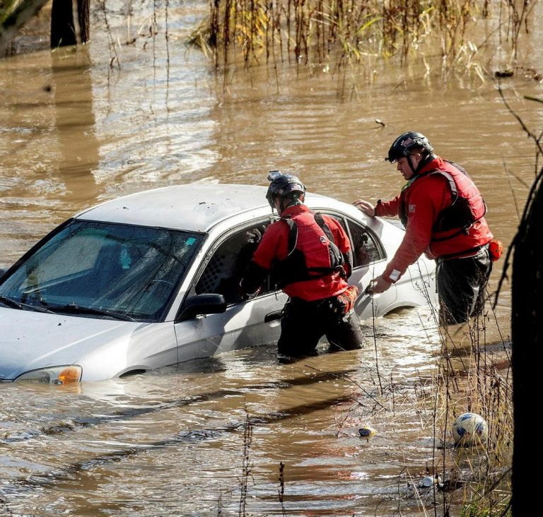California golpeado por un Rio Atmosférico declara estado de emergencia