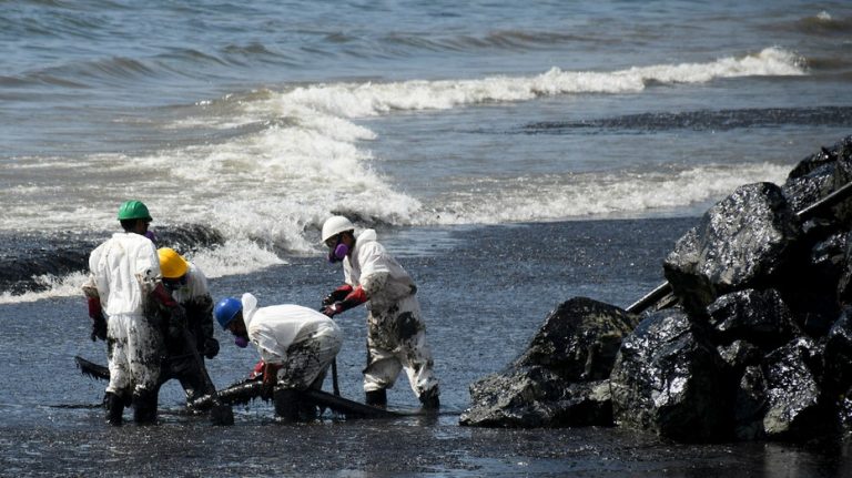 Emergencia nacional declarada mientras el petróleo cubre numerosas playas de una nación de islas gemelas en el Caribe oriental.