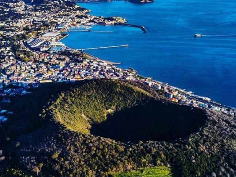 Cierran escuelas y habilitan refugios después que un Supervolcán en Italia registro mas de 600 sismos