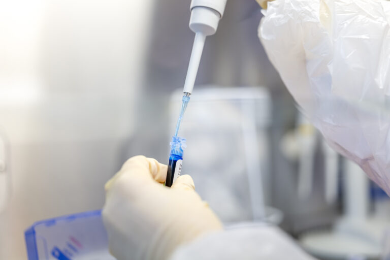 “Detectan una nueva variante de gripe en China que podría transmitirse entre humanos y animales, generando temor a otra pandemia mundial”