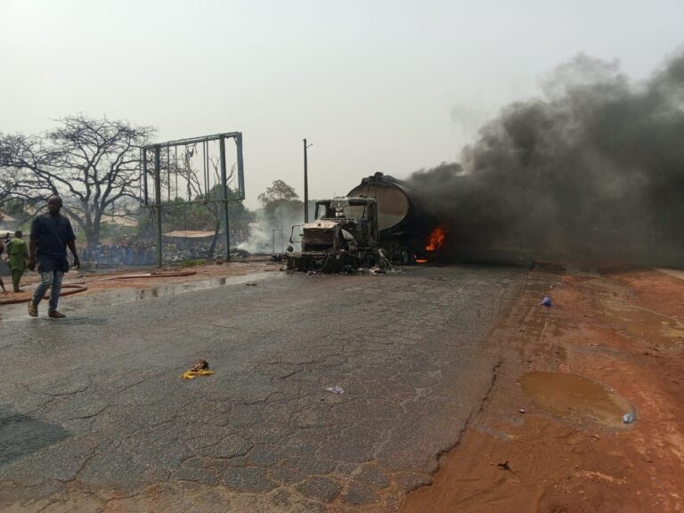 Explosión de un camión  cisterna de combustible en Nigeria deja al menos 35 personas muertas