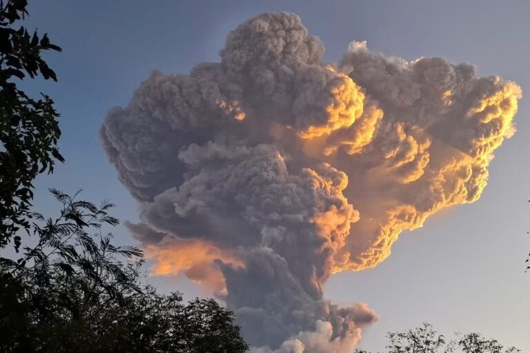 Indonesia eleva la alerta volcánica al máximo tras potente erupción del monte Lewotobi