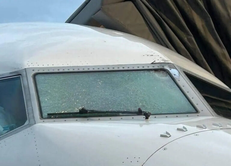 Avión de pasajeros  aterriza de emergencia tras impacto de posibles restos espaciales