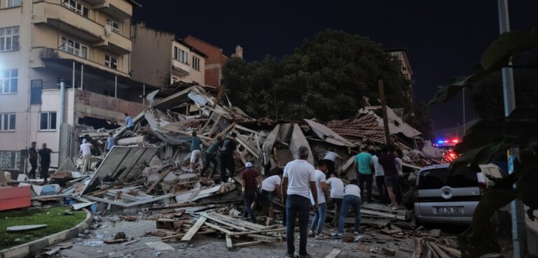 Un fuerte terremoto de magnitud 6,1 causa daños al oeste de Turquía